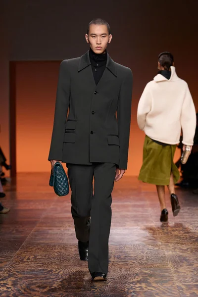 Look 60